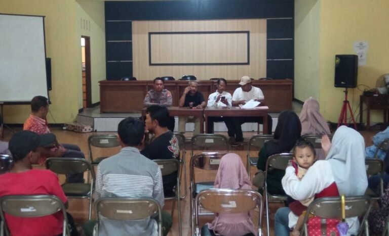 Polsek Cisaga Polres Ciamis Terjunkan Personel Amankan Penyaluran BLT DD di Desa Cisaga