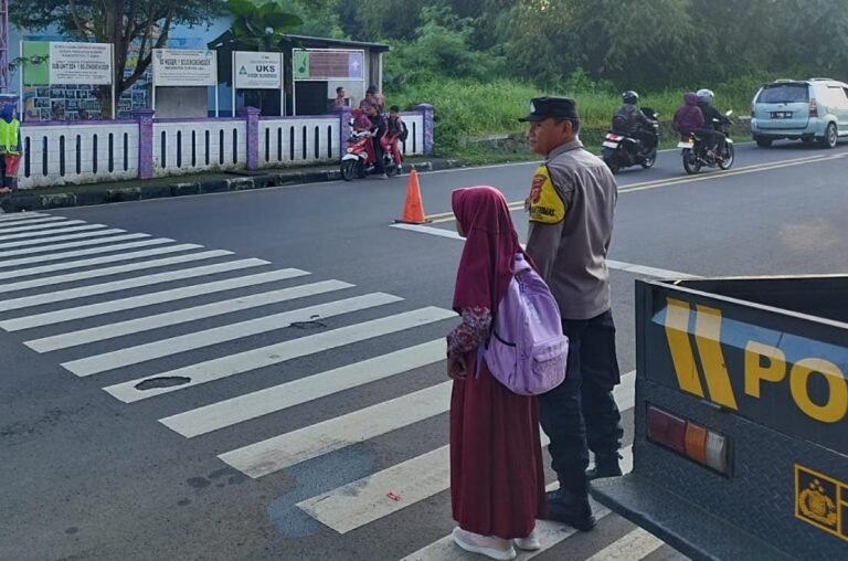 Pelayanan Masyarakat, Polsek Cijeungjing Polres Ciamis Bantu Anak Menyebrang di Area Sekolah