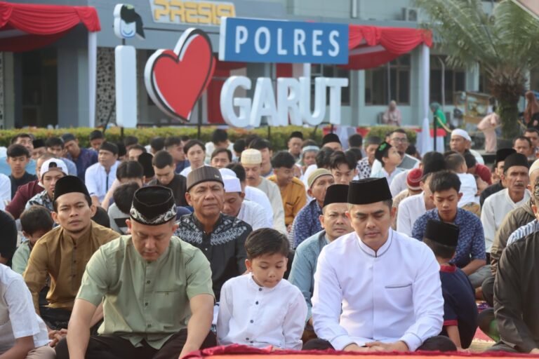 Jalin Kedekatan, Kapolres Garut Gelar Salat Idul Adha Bersama Masyarakat
