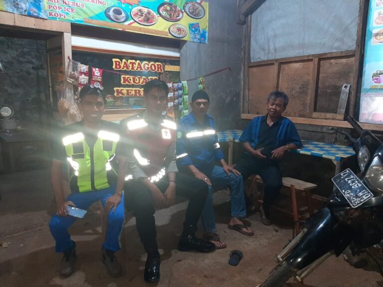 Humanis, Polsek Cipaku Polres Ciamis Patroli Dialogis Beri Kenyamanan Warga Saat Malam Hari