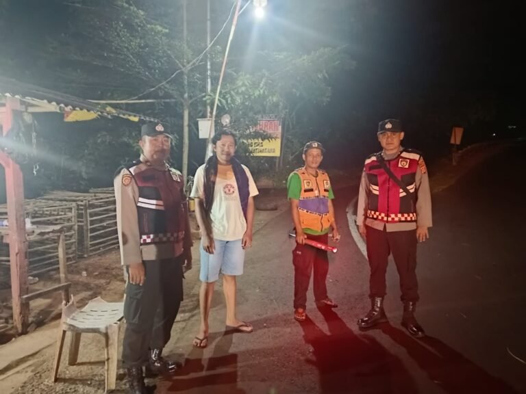 Berikan Rasa Aman, Personel Polsek Kawali Polres Ciamis Patroli Dialogis di Malam Hari
