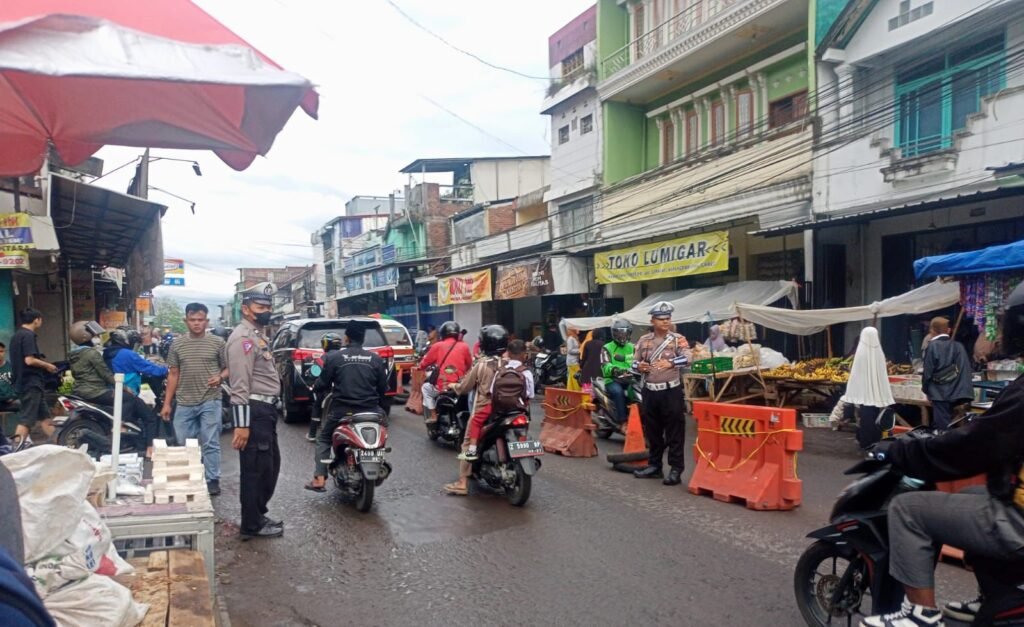 Polsek Karangpawitan Laksanakan Pengaturan Lalu Lintas di Jam Rawan Pagi