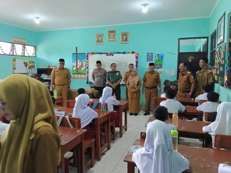 Polsek Cihaurbeuti Polres Ciamis Ikut Pantau Program MBG di SD Negeri 2 Cihaurbeuti