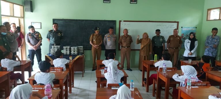 Ribuan Siswa di Cijeungjing Terima Makanan Bergizi Gratis, Sinergi Pemda, TNI, dan Polri Tuai Sambutan Hangat Warga