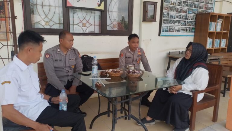 Polsek Lakbok Polres Ciamis Datangi SMK Tri Bintang Binluh Terkait Bahaya Kenakalan Remaja
