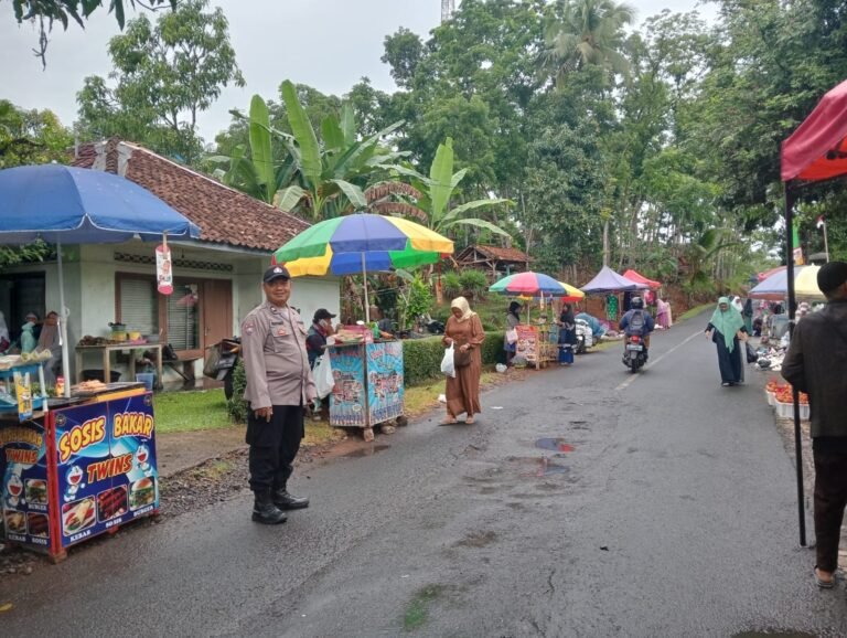 Polsek Sukadana Polres Ciamis Bersiaga Gatur Lalin di Momen Pengajian Rutin Bulanan