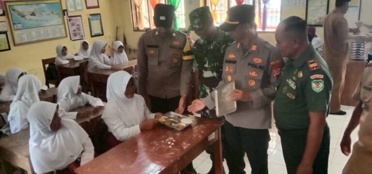 Polsek Banjarsari Polres Ciamis Ikut Pantau Program MBG di Dapur Sehat Kembar Catering