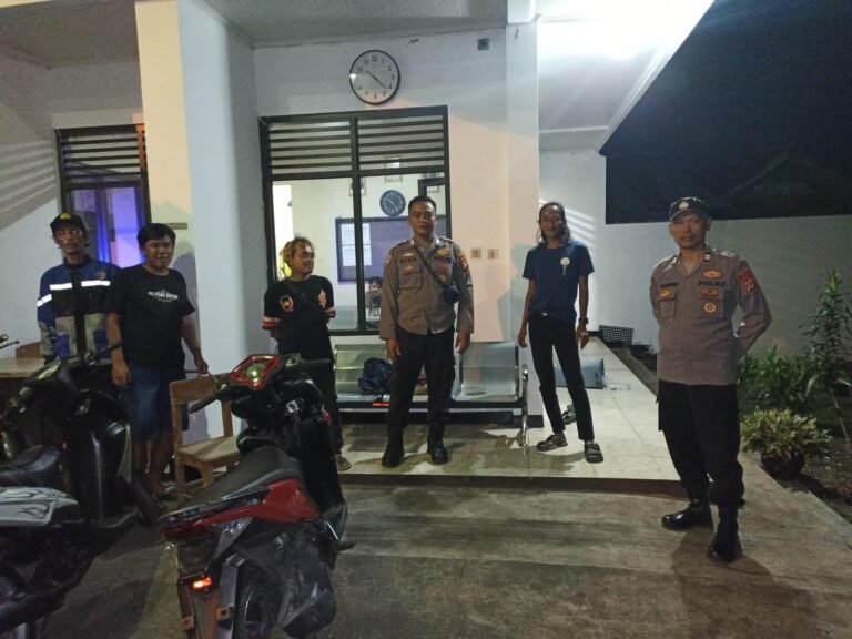 Berikan Rasa Aman, Personel Polsek Kawali Polres Ciamis Patroli Dialogis di Malam Hari