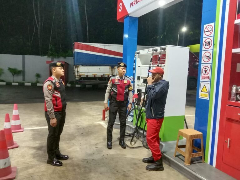 Humanis, Sat Samapta Polres Ciamis Patroli Kamtibmas Beri Imbauan ke Petugas SPBU Benteng