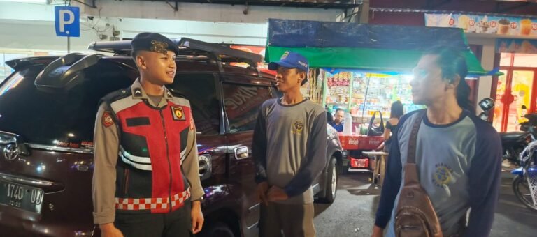 Cipkon Area Publik, Samapta Polres Ciamis Patroli Jalan Kaki di Alun Alun Ciamis