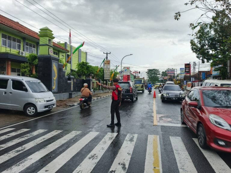 Pelayanan Masyarakat, Samapta Polres Ciamis Bersiaga di Daerah Rawan Kemacetan Saat Pagi