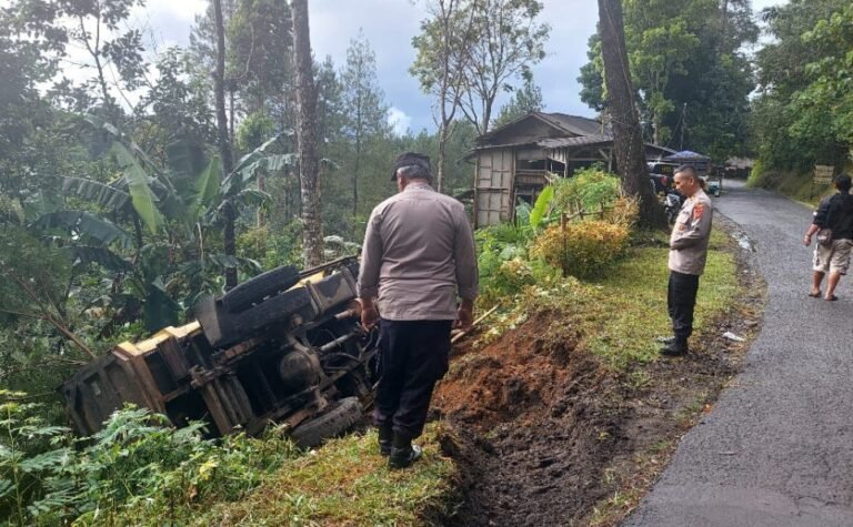 Polsek Cihurip Cek Langsung Kecelakaan Truk Terperosok di Jalan Gunung Geulap
