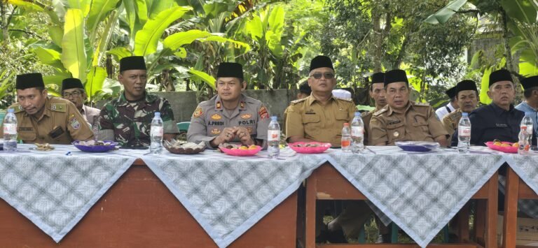 Polsek Cihaurbeuti Polres Ciamis Hadiri Pengajian Rutin Bulanan Kecamatan Cihaurbeuti