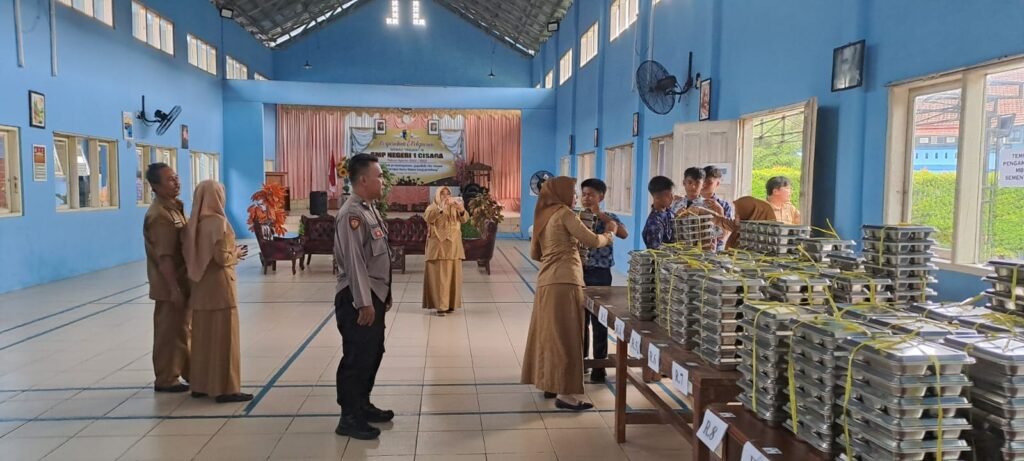 Polsek Cisaga Dukung Penuh Program Makan Bergizi Gratis di SMPN 1 Cisaga