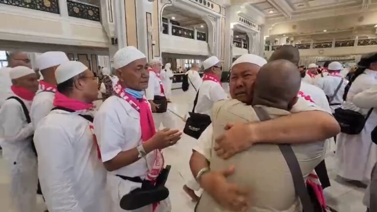 Tangis Haru Jemaah Usai Laksanakan Rangkaian Ibadah Haji