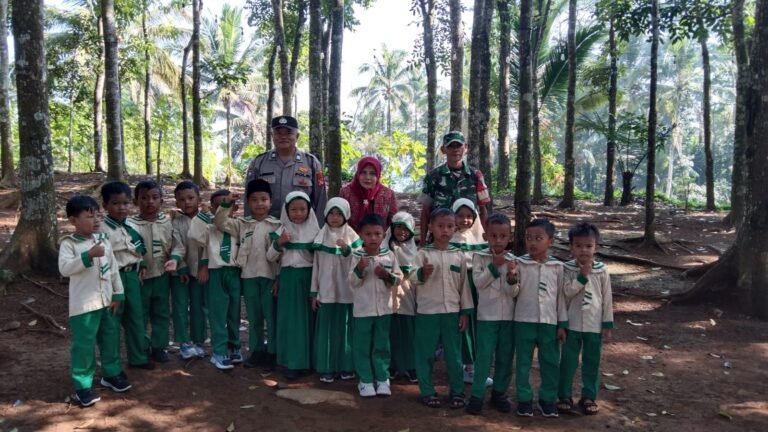 Polsanak, Polsek Kawali Beri Edukasi Lalin ke Ar Harull Ulum Sambil Perkenalkan Alam