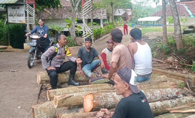 Perkuat Sinergitas, Polsek Sukadana Polres Ciamis Koorkom Kamtibmas Bareng Warga Desa Sukadana