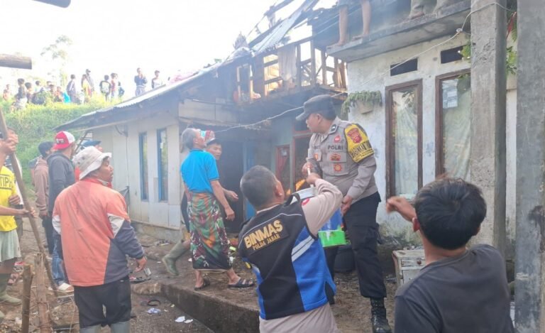 Polsek Pasirwangi Bersama Warga dan Damkar Evakuasi Korban Kebakaran Hebat di Karyamekar