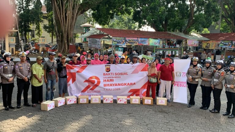 Peduli dan Berbagi : Polres Garut Gelar Bakti Sosial Serentak Sambut HUT Bhayangkara ke-79
