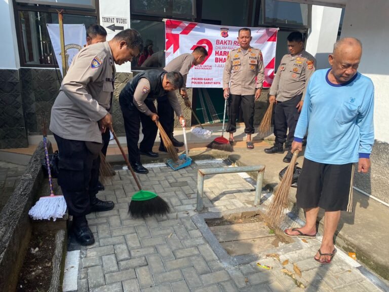 Polres Garut dan Polsek Jajaran Gelar Bakti Religi : Bersihkan Masjid Sambut HUT Bhayangkara ke-79