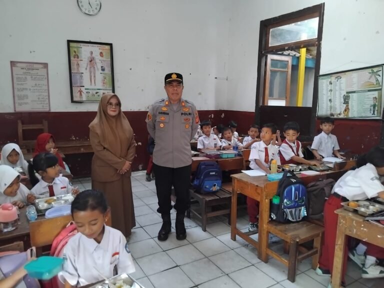 Dukung Gizi Anak Lewat Program Makan Bergizi Gratis, Kapolsek Samarang Tekankan Pentingnya Nutrisi Untuk Prestasi.