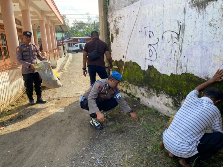 Polri Peduli Lingkungan, Polsek Pamarican Polres Ciamis Bersih-Bersih di Tempat Ibadah