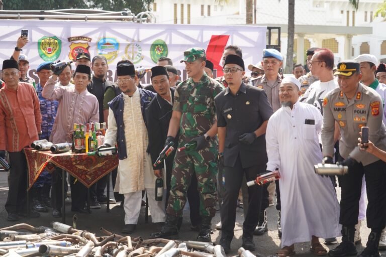 Polres Tasikmalaya Kota Melaksanakan Kegiatan Pemusnahan Barang Bukti Minuman Keras dan Knalpot Brong di Wilayah Hukum Polres Tasikmalaya Kota