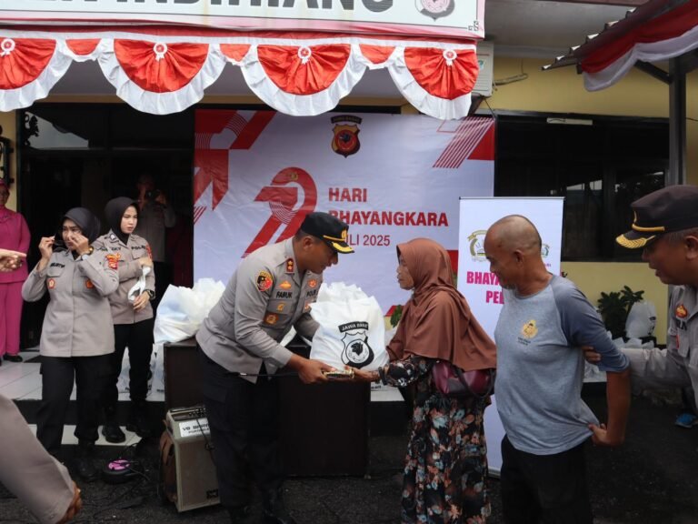 Sambut HUT Bhayangkara ke-79, Kapolres Tasikmalaya Kota Bagikan Sembako ke Masyarakat
