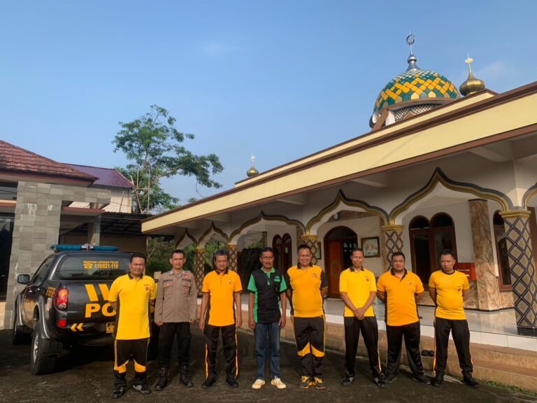Sambut Hari Bhayangkara ke-79, Polsek Cijeungjing Bakti Religi Bersihkan Masjid di Ciharalang
