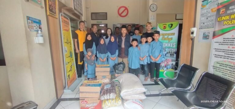 Tunjukan Rasa Kepedulian, Sidokkes Polres Garut Salurkan Sembako ke Santri