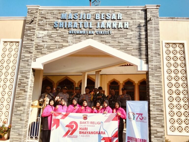 Polsek Cikelet Gelar Bakti Sosial Dan Bersih-Bersih Di Mesjid Besar Shiratul Jannah Dalam Rangka HUT Bhayangkara Ke 79.