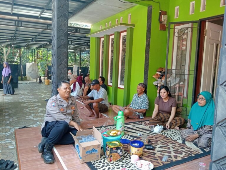 Kapolsek Sukadana Dorong Peran Aktif Masyarakat dalam Menjaga Kamtibmas Lewat Sambang Warga