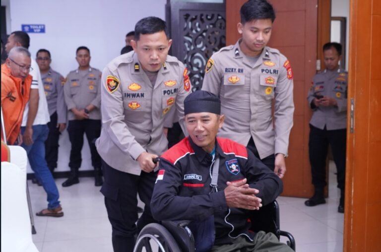 Polda Jabar Gelar Bakti Sosial Terhadap Kaum Penyandang Disabilitas Dalam Rangka Menyambut Hari Bhayangkara ke-79