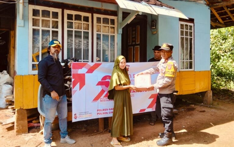 Polsek Cikelet Gelar Bhakti Sosial, Berikan Paket Sembako Pada Warga Dalka Sambut HUT Bhayangkara Ke-79