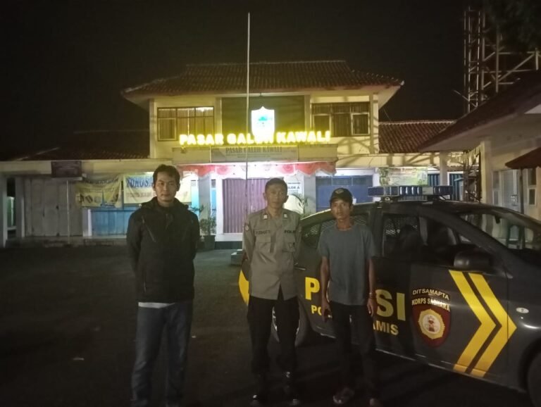 Berikan Rasa Aman, Personel Polsek Kawali Polres Ciamis Patroli Dialogis di Malam Hari