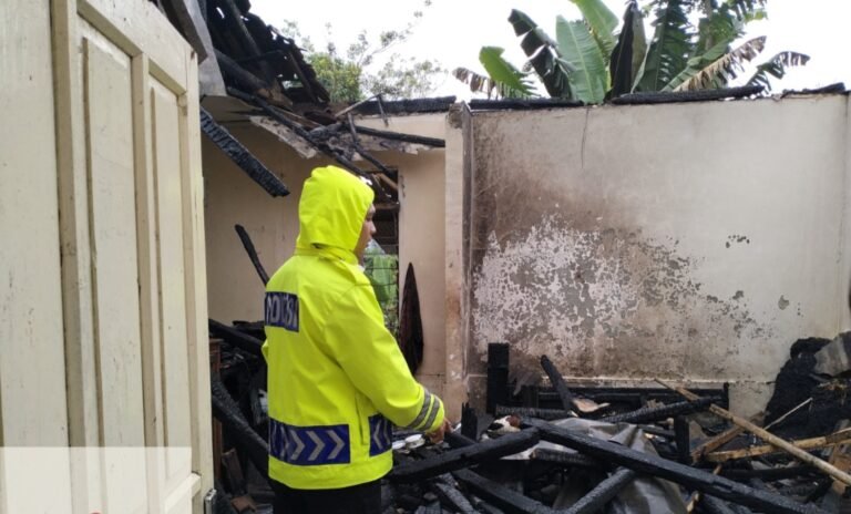 Polisi Evakuasi Kebakaran Rumah di Banjarwangi : Diduga Akibat Korsleting Listrik