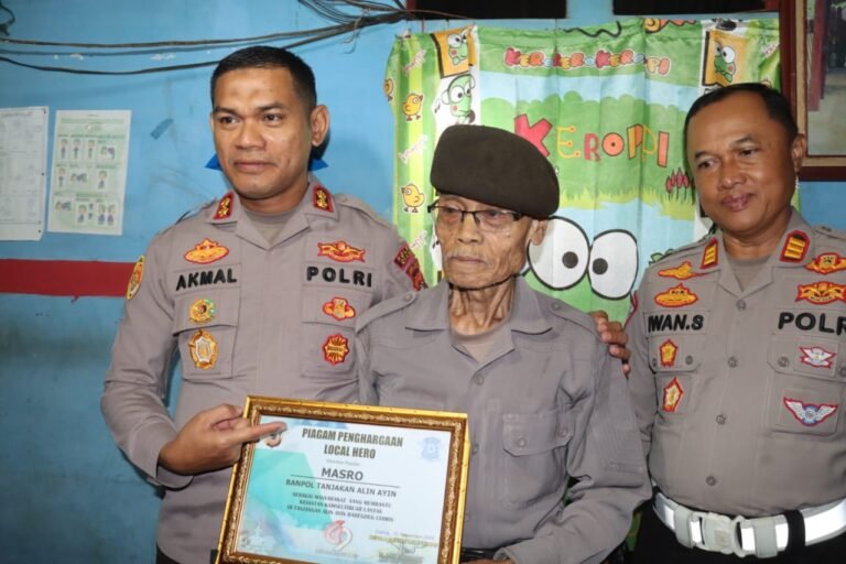 Kisah di Balik Seragam Bergaya Polisi, Masro juga pernah menerima piagam penghargaan dari Polres