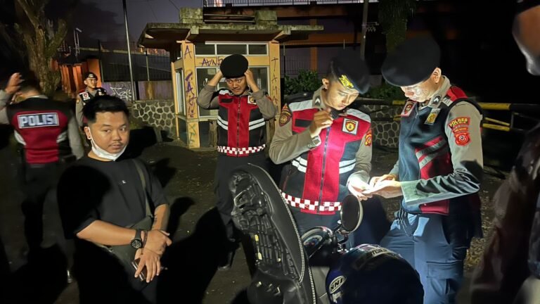 Patroli KRYD Skala Besar, Polres Ciamis Keliling Pusat Kota dan Amankan Miras Dari Tangan Pedagang
