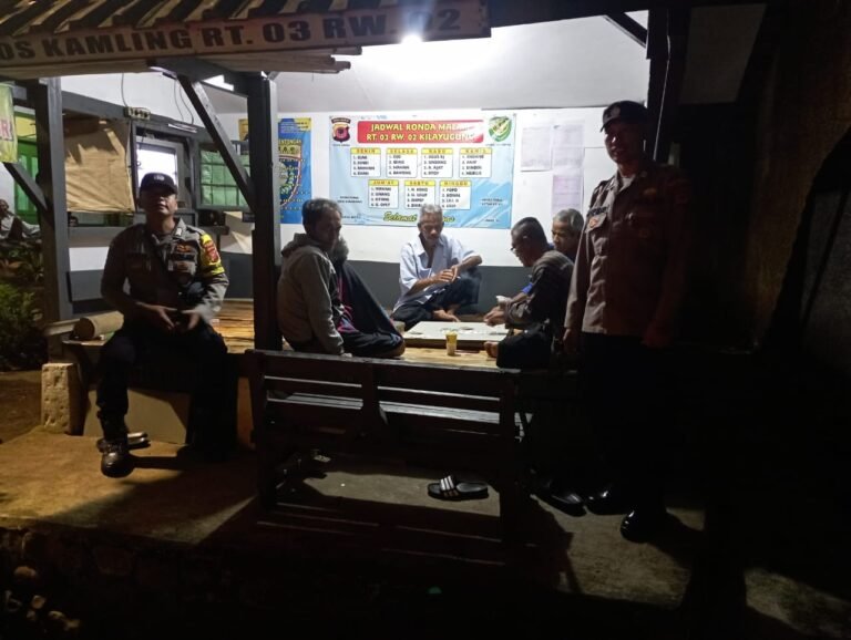 Berikan Rasa Aman, Personel Polsek Kawali Polres Ciamis Patroli Dialogis di Malam Hari