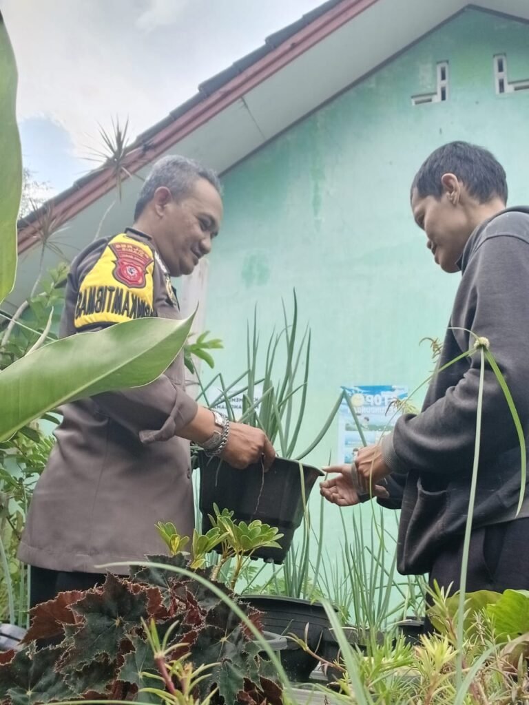 Sukseskan HanPangan Nasional, Polsek Cikoneng Koorkom ke Warga Sukaresik