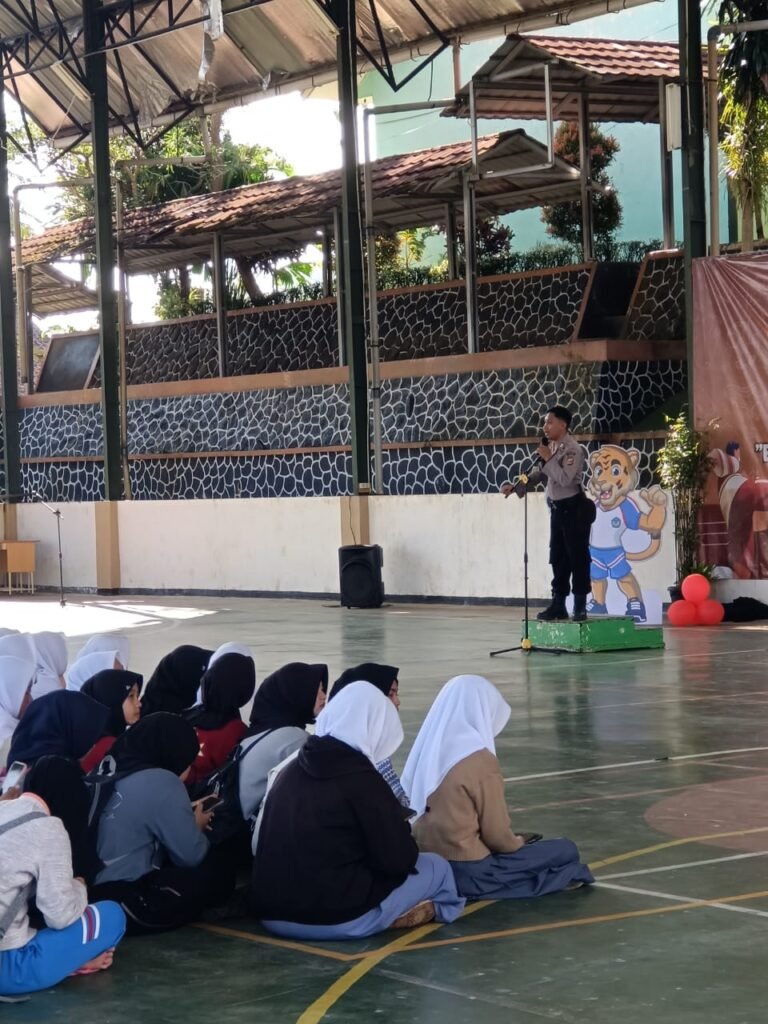 Polsek Rancah Polres Ciamis Ikut Sosialisasikan Jam Malam ke Pelajar di SMA Negeri 1 Rancah