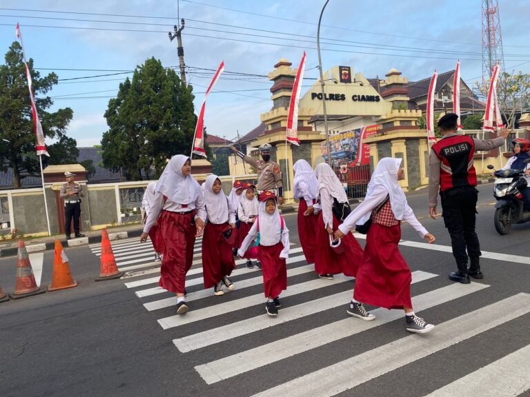 Pelayanan Masyarakat, Samapta Polres Ciamis Bersiaga di Daerah Rawan Kemacetan Saat Pagi