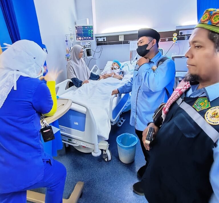 Jelang Kepulangan, Petugas Kloter 9 KNO Jenguk Jemaah yang Sakit