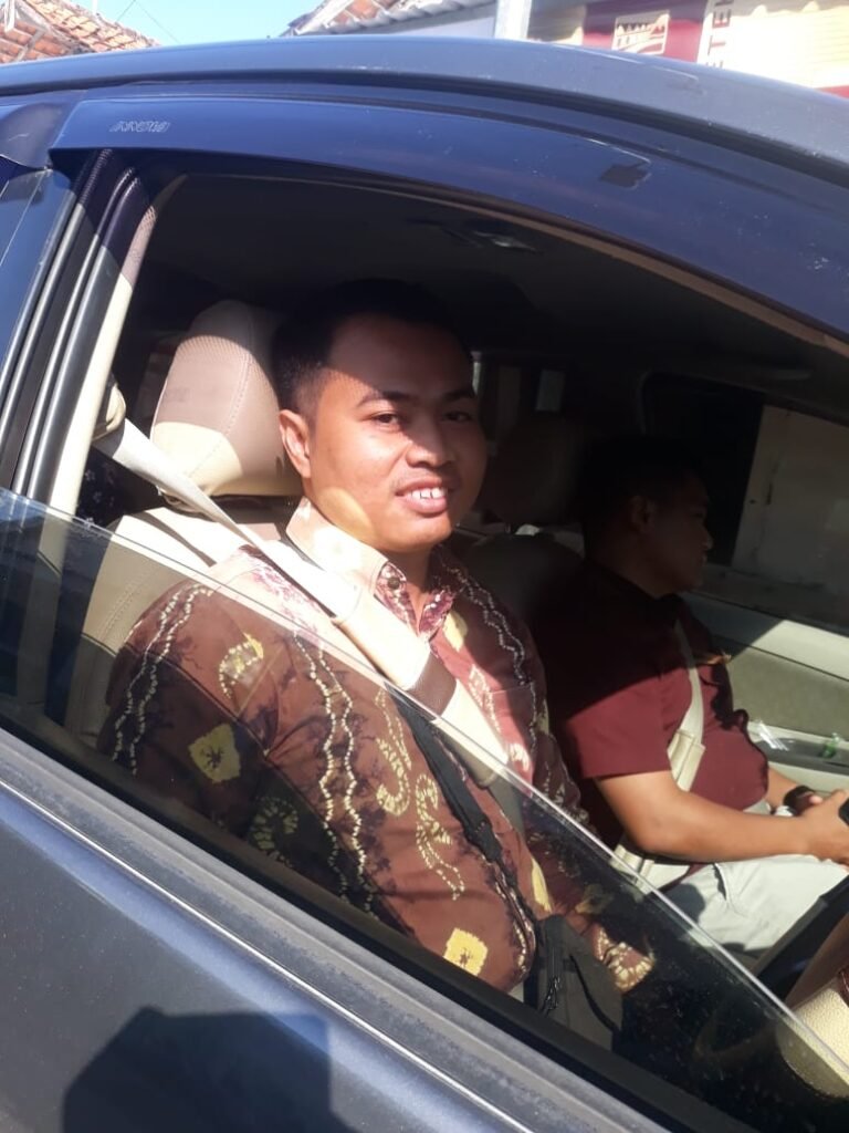 Mobil Plat Merah Ugal-ugalan di Jalan Raya, Nyaris Celakai Pengendara Motor