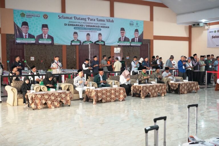 Ketua PPIH dan Wabup Madina Sambut Kedatangan Jemaah Haji Kloter 5 Debarkasi Medan