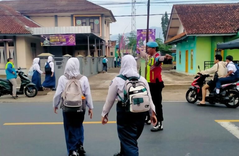 Pelayanan Masyarakat, Polsek Cipaku Polres Ciamis Siaga di Jalan Padat Saat Jam Sekolah
