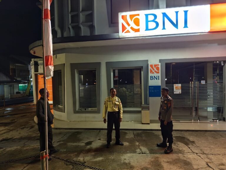 Berikan Rasa Aman, Personel Polsek Kawali Polres Ciamis Patroli Dialogis di Malam Hari