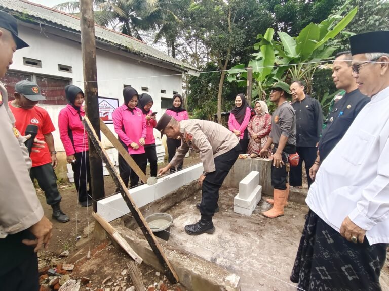 Kapolsek Manonjaya Laksanakan Peletakan Batu Pertama Program Bedah Rumah dalam Rangka Hari Bhayangkara ke-79