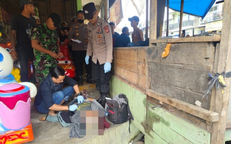 Polsek Bayongbong Cek TKP Penemuan Mayat Pria di Samping Pangkalan Ojek Pasar Andir