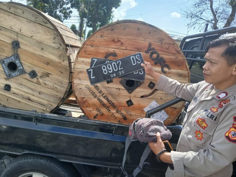 Polsek Karangpawitan Bersama Warga Gagalkan Aksi Pencurian Kabel Fiber Optik, Pelaku Diamankan di TKP